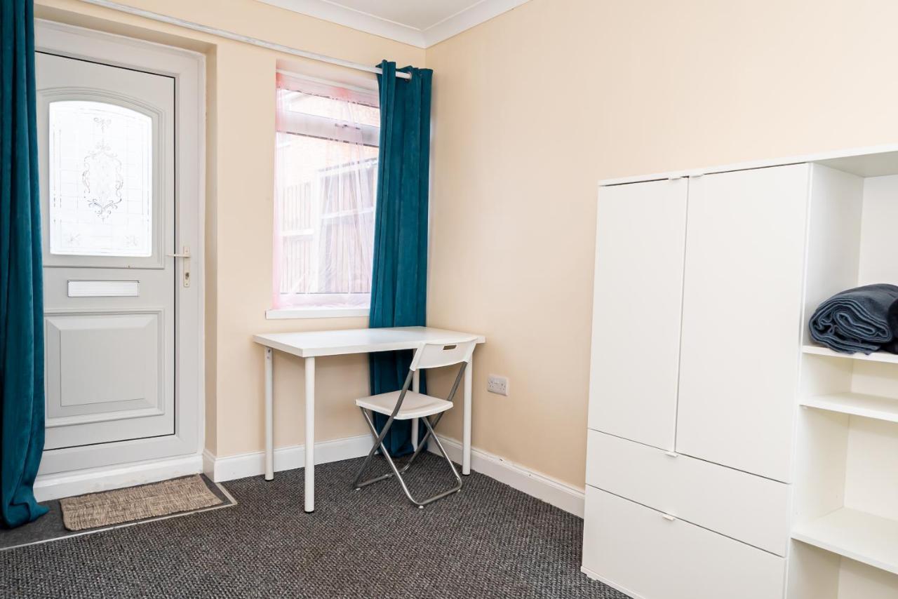 Shirley House 3, Guest House, Self Catering, Self Check In With Smart Locks, Use Of Fully Equipped Kitchen, Close To City Centre, Ideal For Longer Stays, Walking Distance To Bat, 20 Min Drive To Fawley Refinery, Excellent Transport Links Southampton Bagian luar foto