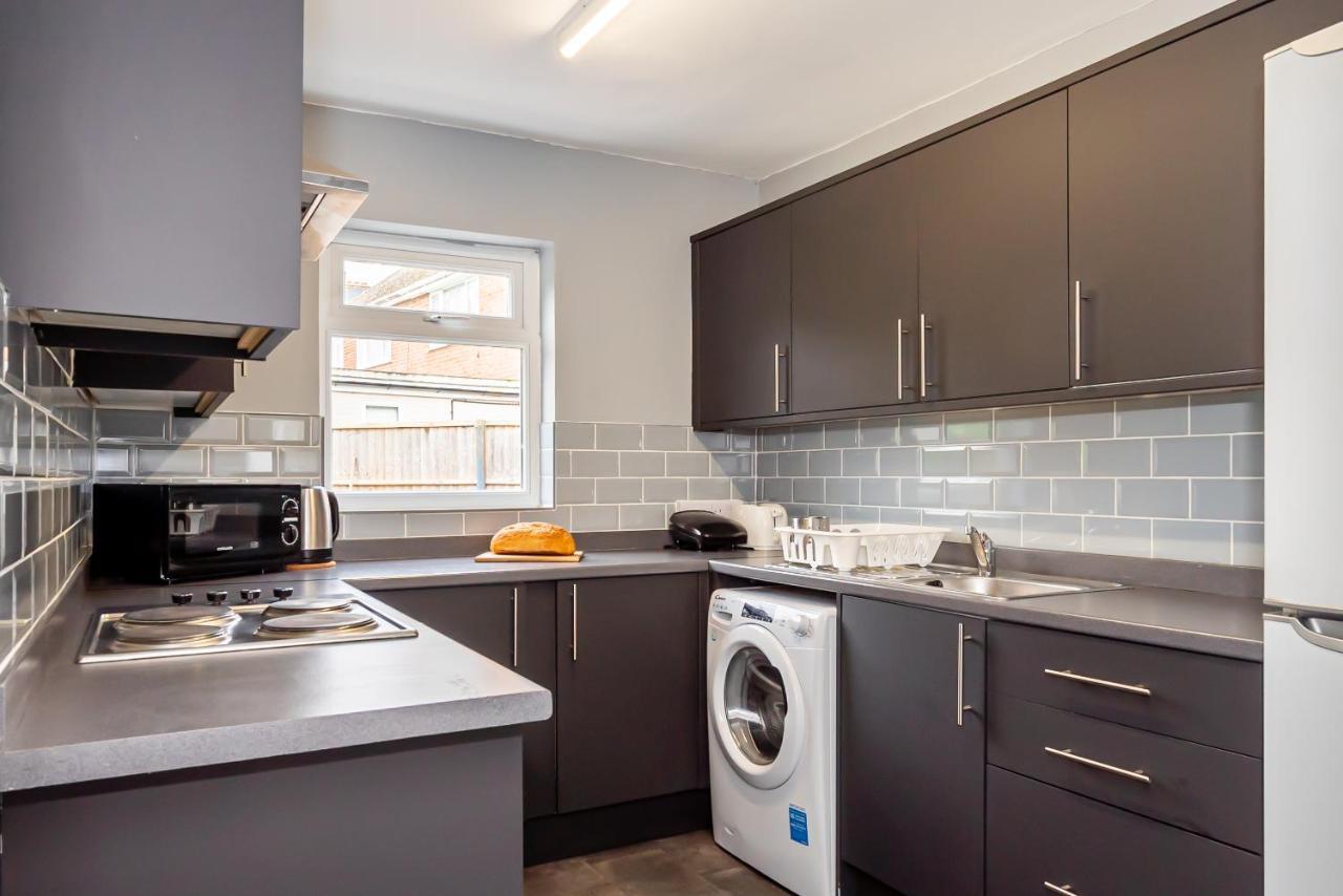 Shirley House 3, Guest House, Self Catering, Self Check In With Smart Locks, Use Of Fully Equipped Kitchen, Close To City Centre, Ideal For Longer Stays, Walking Distance To Bat, 20 Min Drive To Fawley Refinery, Excellent Transport Links Southampton Bagian luar foto