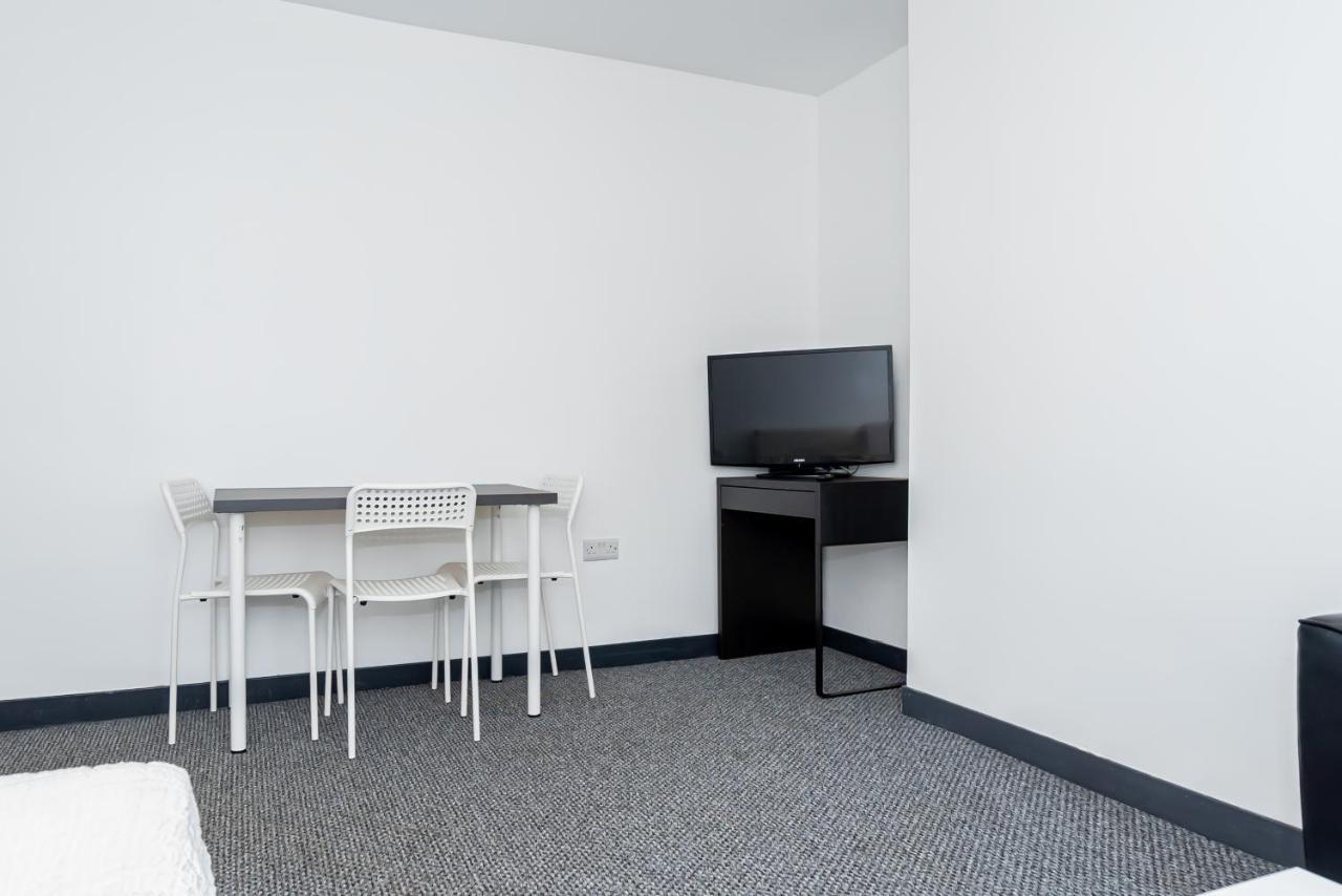 Shirley House 3, Guest House, Self Catering, Self Check In With Smart Locks, Use Of Fully Equipped Kitchen, Close To City Centre, Ideal For Longer Stays, Walking Distance To Bat, 20 Min Drive To Fawley Refinery, Excellent Transport Links Southampton Bagian luar foto