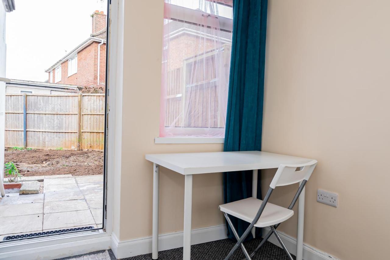 Shirley House 3, Guest House, Self Catering, Self Check In With Smart Locks, Use Of Fully Equipped Kitchen, Close To City Centre, Ideal For Longer Stays, Walking Distance To Bat, 20 Min Drive To Fawley Refinery, Excellent Transport Links Southampton Bagian luar foto