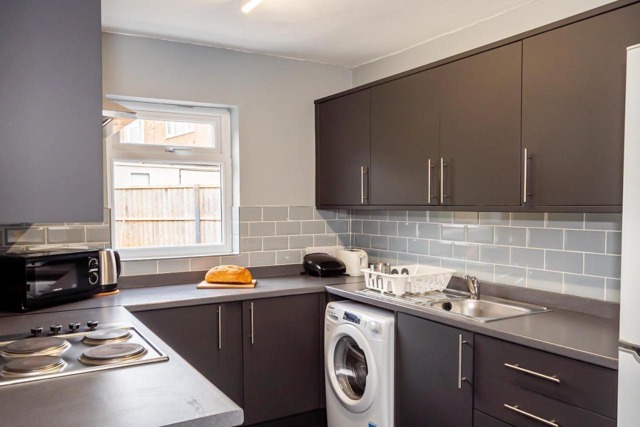 Shirley House 3, Guest House, Self Catering, Self Check In With Smart Locks, Use Of Fully Equipped Kitchen, Close To City Centre, Ideal For Longer Stays, Walking Distance To Bat, 20 Min Drive To Fawley Refinery, Excellent Transport Links Southampton Bagian luar foto